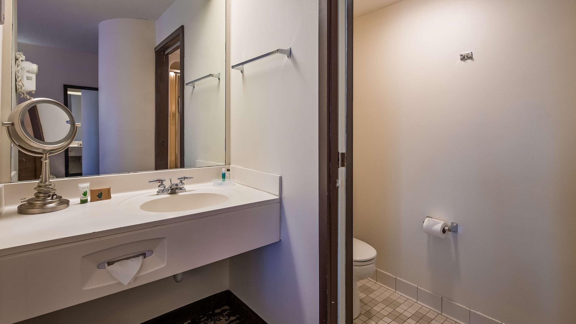 Charlevoix Inn & Suites Surestay Collection By Best Western Extérieur photo
