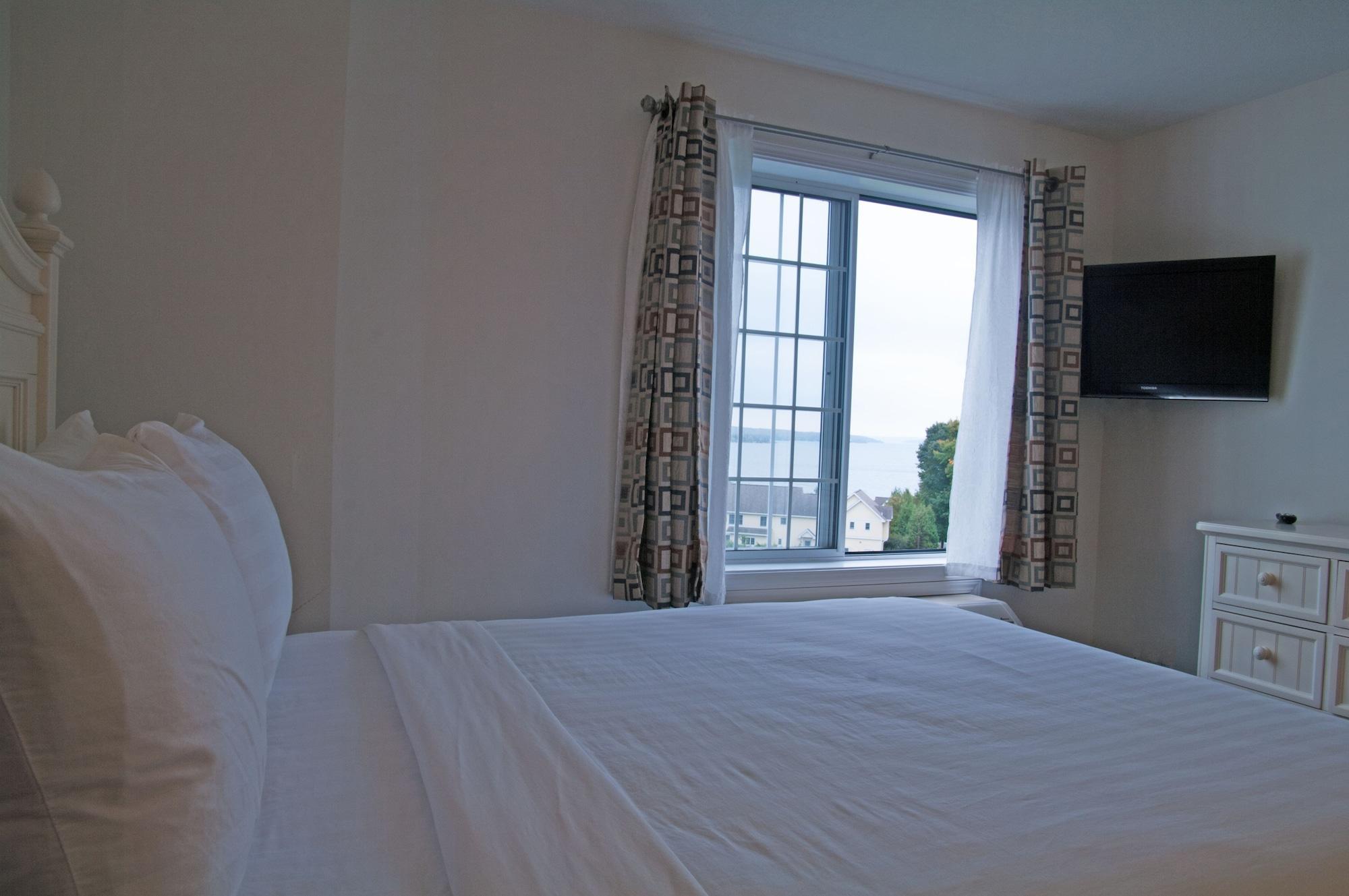Charlevoix Inn & Suites Surestay Collection By Best Western Extérieur photo
