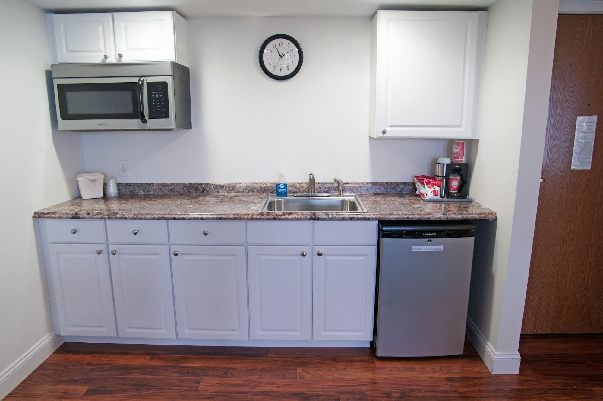 Charlevoix Inn & Suites Surestay Collection By Best Western Extérieur photo