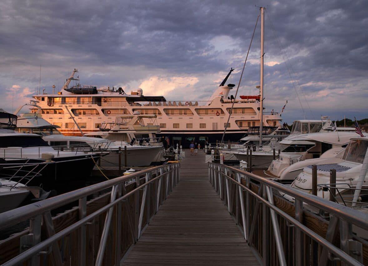 Charlevoix Inn & Suites Surestay Collection By Best Western Extérieur photo