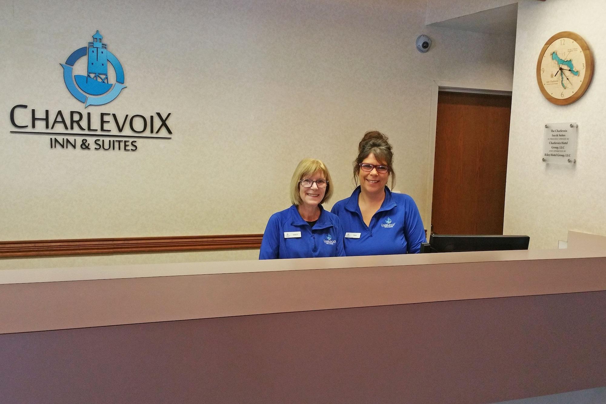 Charlevoix Inn & Suites Surestay Collection By Best Western Extérieur photo
