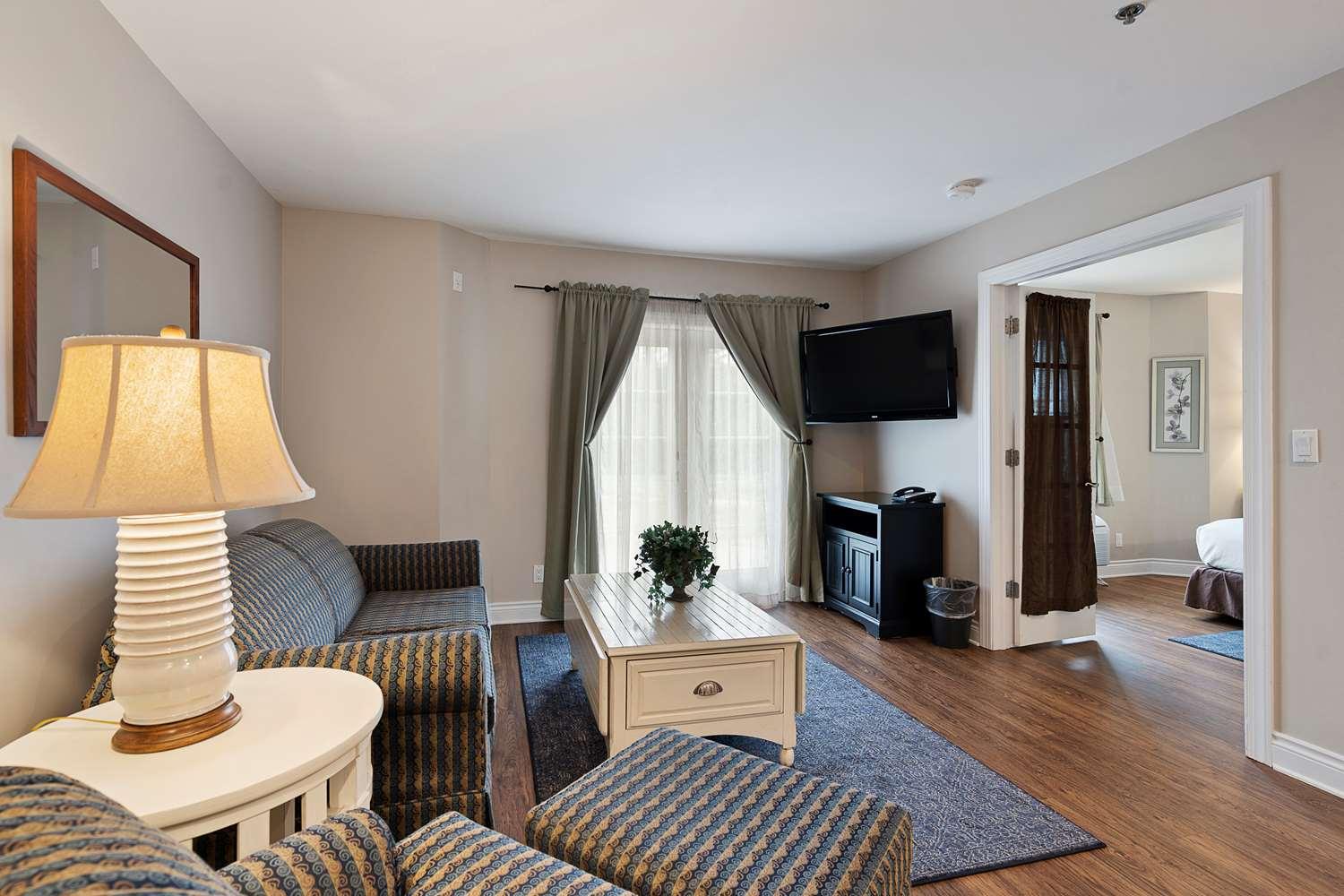 Charlevoix Inn & Suites Surestay Collection By Best Western Extérieur photo