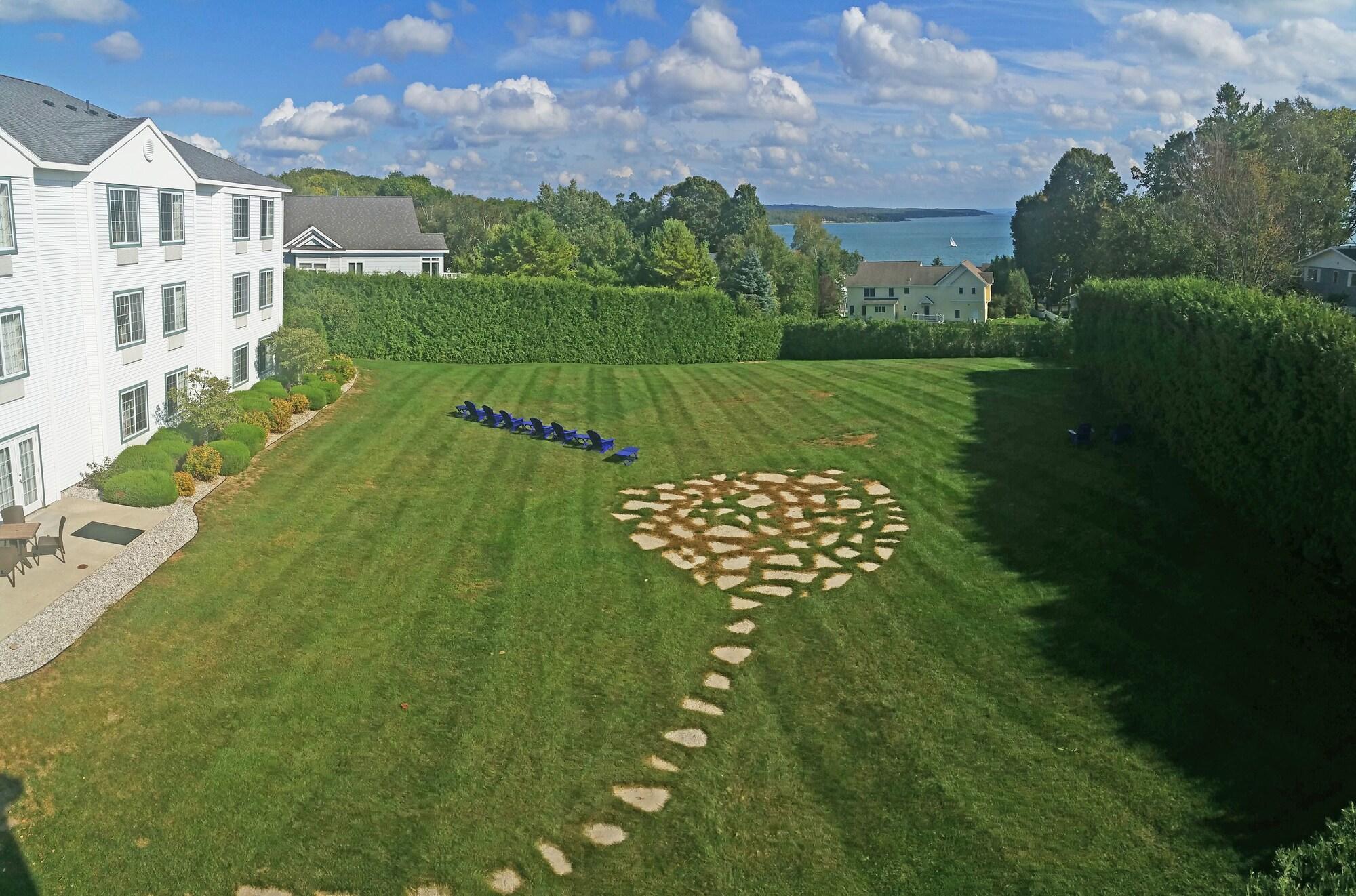 Charlevoix Inn & Suites Surestay Collection By Best Western Extérieur photo