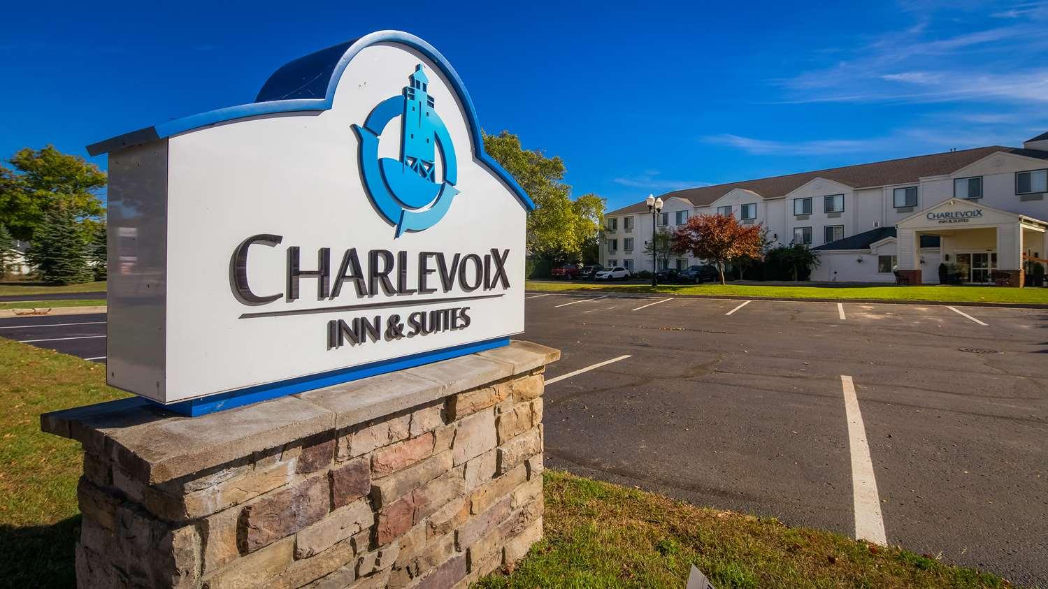 Charlevoix Inn & Suites Surestay Collection By Best Western Extérieur photo