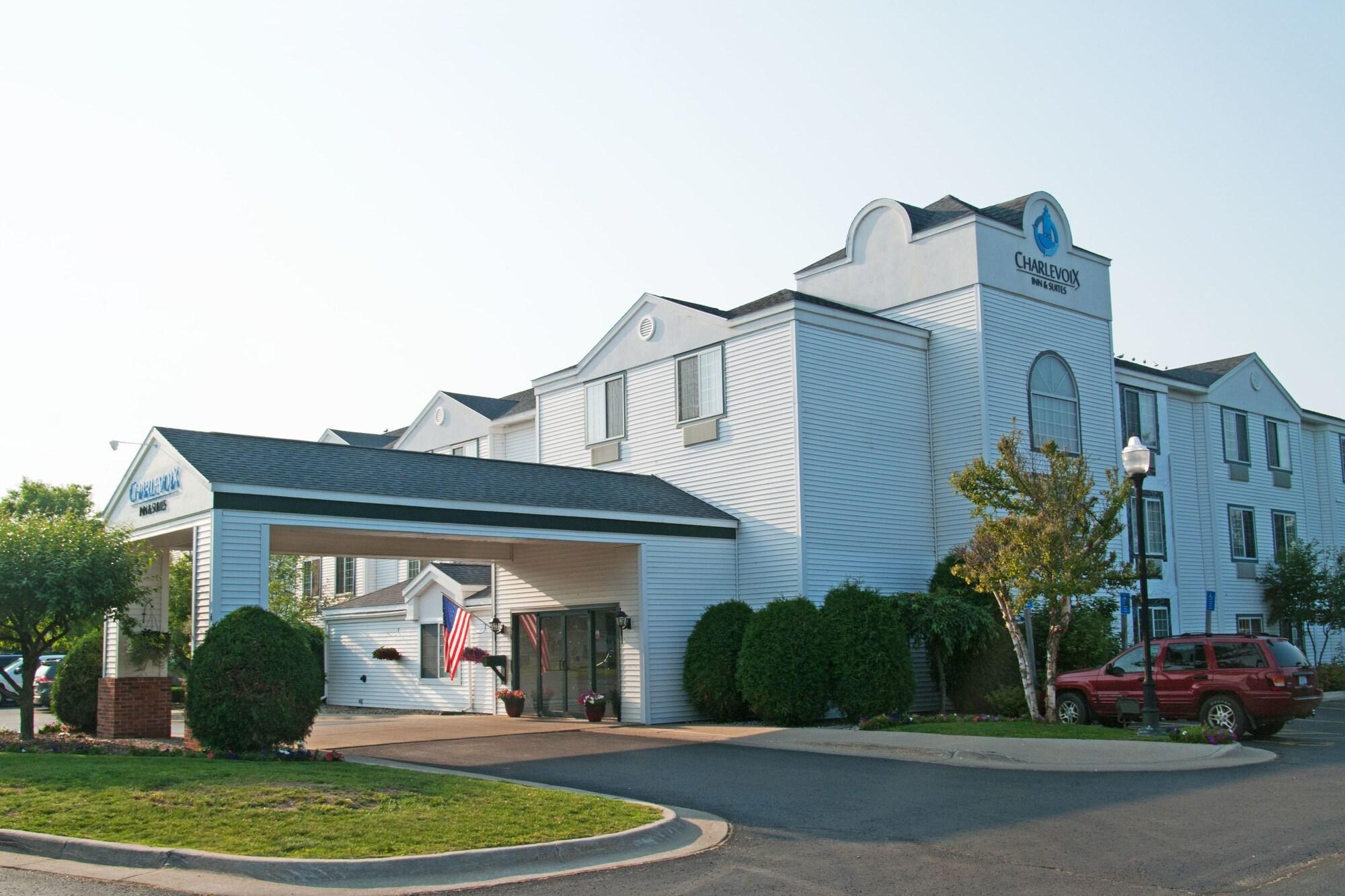Charlevoix Inn & Suites Surestay Collection By Best Western Extérieur photo
