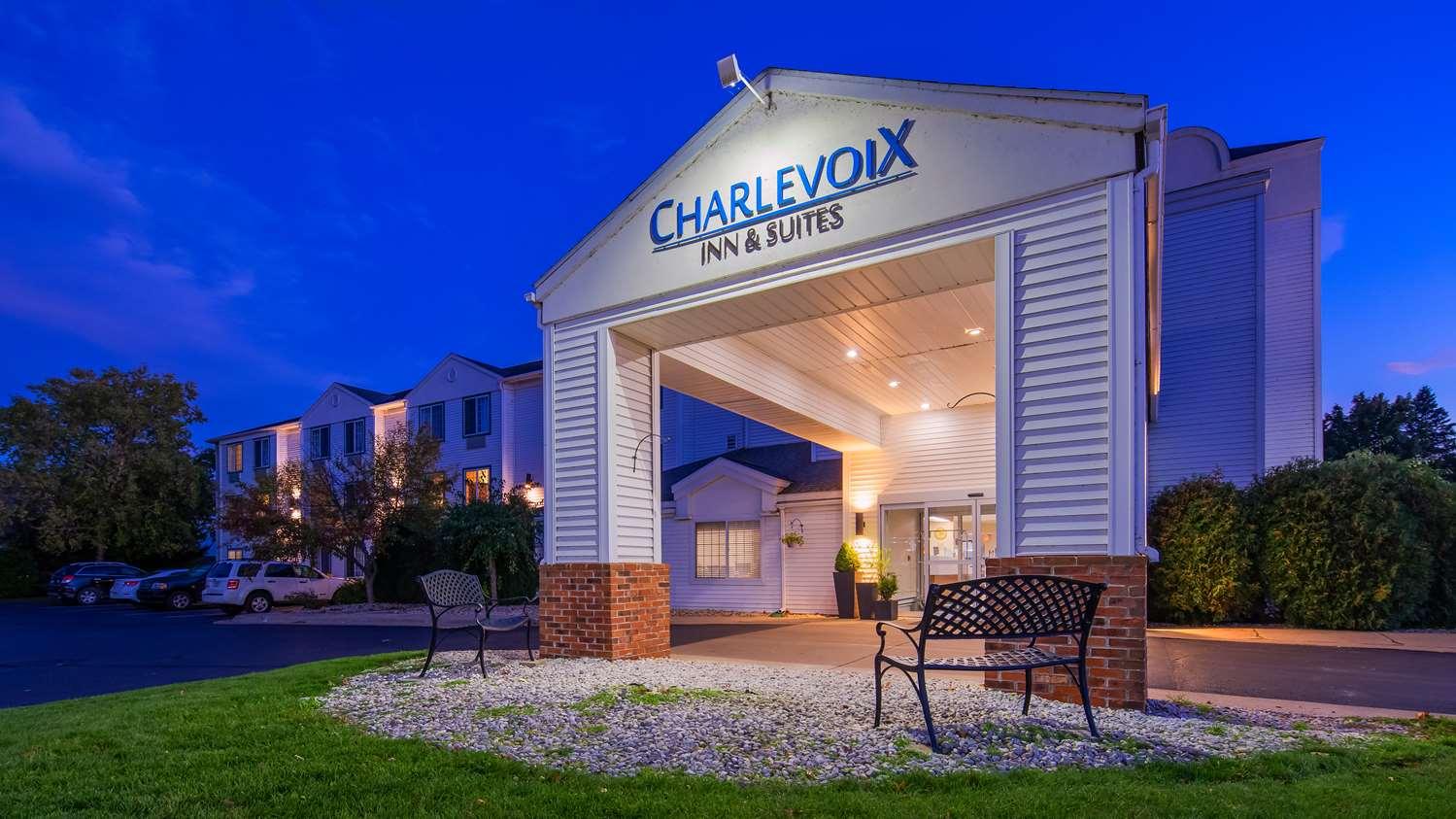 Charlevoix Inn & Suites Surestay Collection By Best Western Extérieur photo