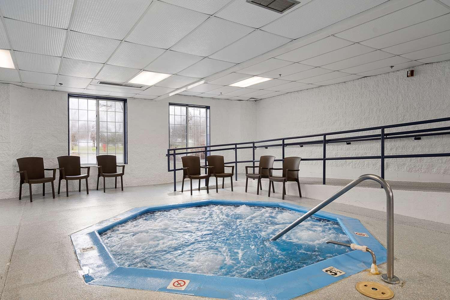 Charlevoix Inn & Suites Surestay Collection By Best Western Extérieur photo