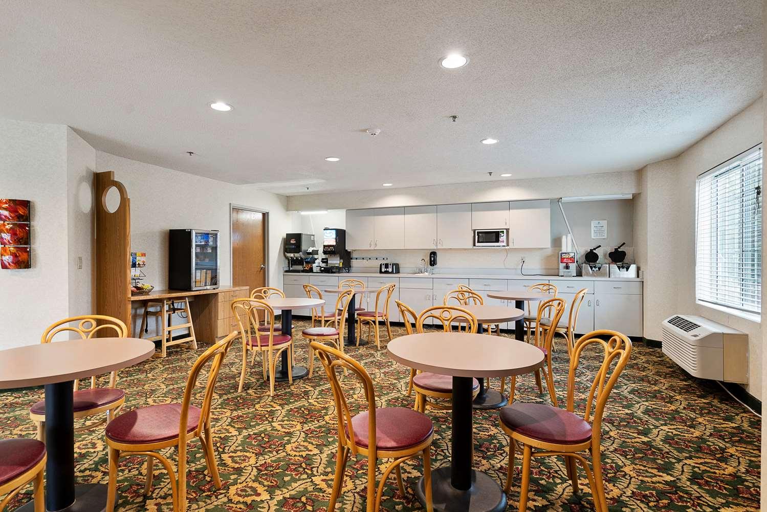 Charlevoix Inn & Suites Surestay Collection By Best Western Extérieur photo