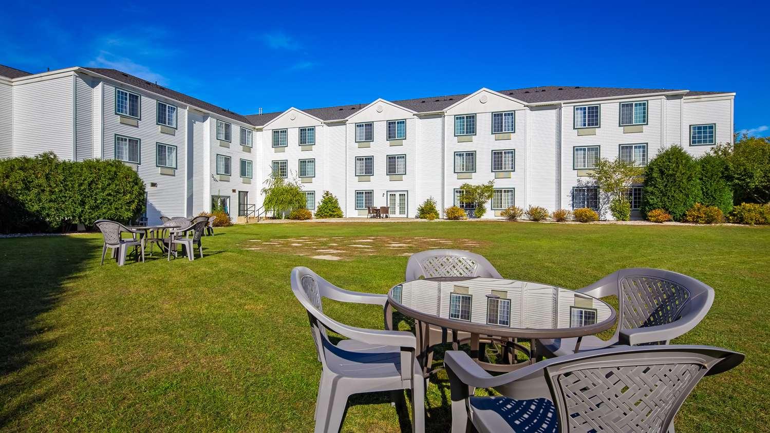Charlevoix Inn & Suites Surestay Collection By Best Western Extérieur photo