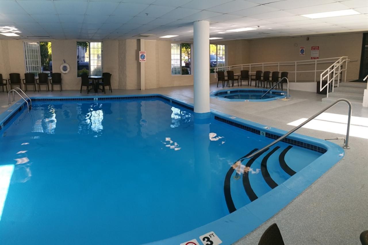 Charlevoix Inn & Suites Surestay Collection By Best Western Extérieur photo