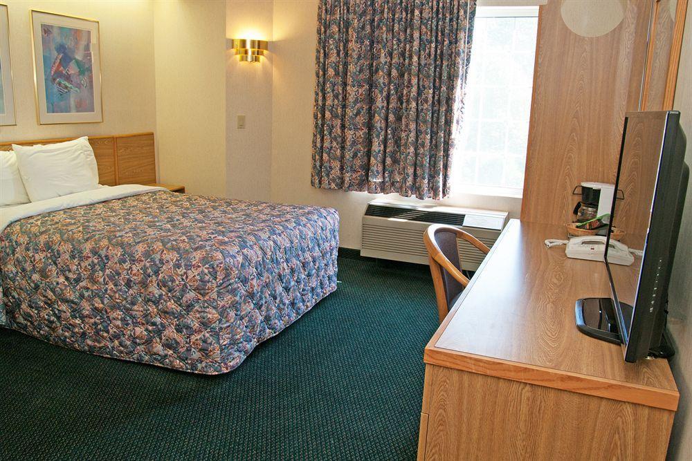Charlevoix Inn & Suites Surestay Collection By Best Western Extérieur photo